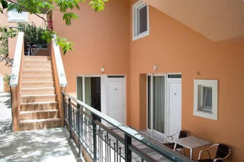 Poseidon Studios & Apartments Палеохора Экстерьер фото